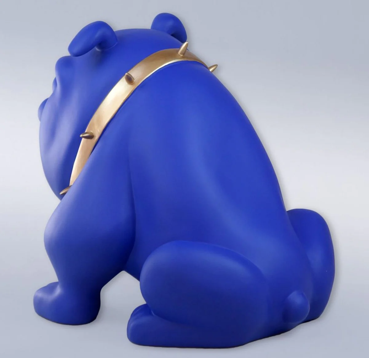 Casa Padrino figura decorativa de lujo perro bulldog con collar azul / oro A. 55 cm - Escultura decorativa de resina - Decoraci¨®n sal¨®n - Figura animal decorativa de lujo