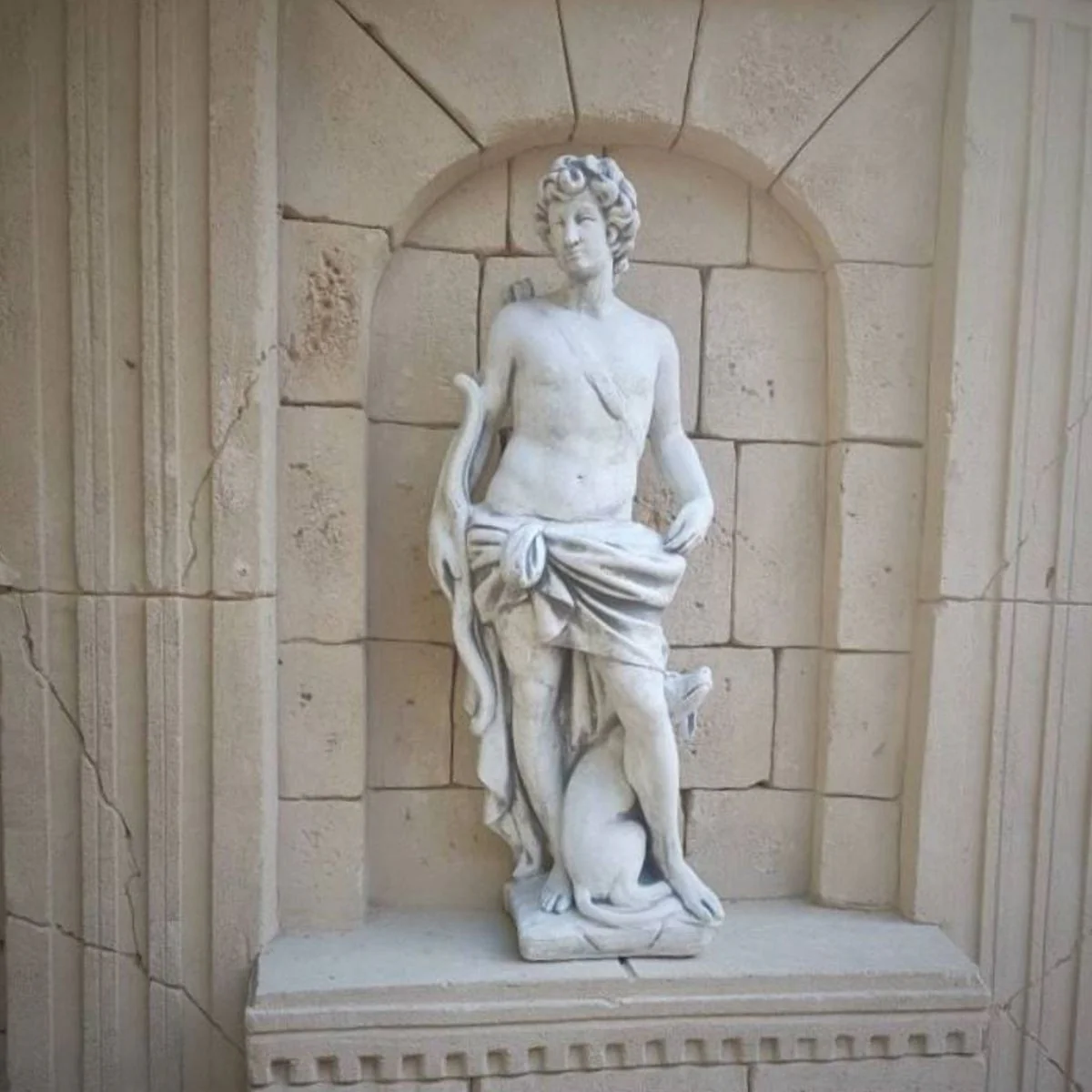 Casa Padrino escultura de decoraci¨®n de jard¨ªn Art Nouveau hombre con arco y perro gris A. 142 cm