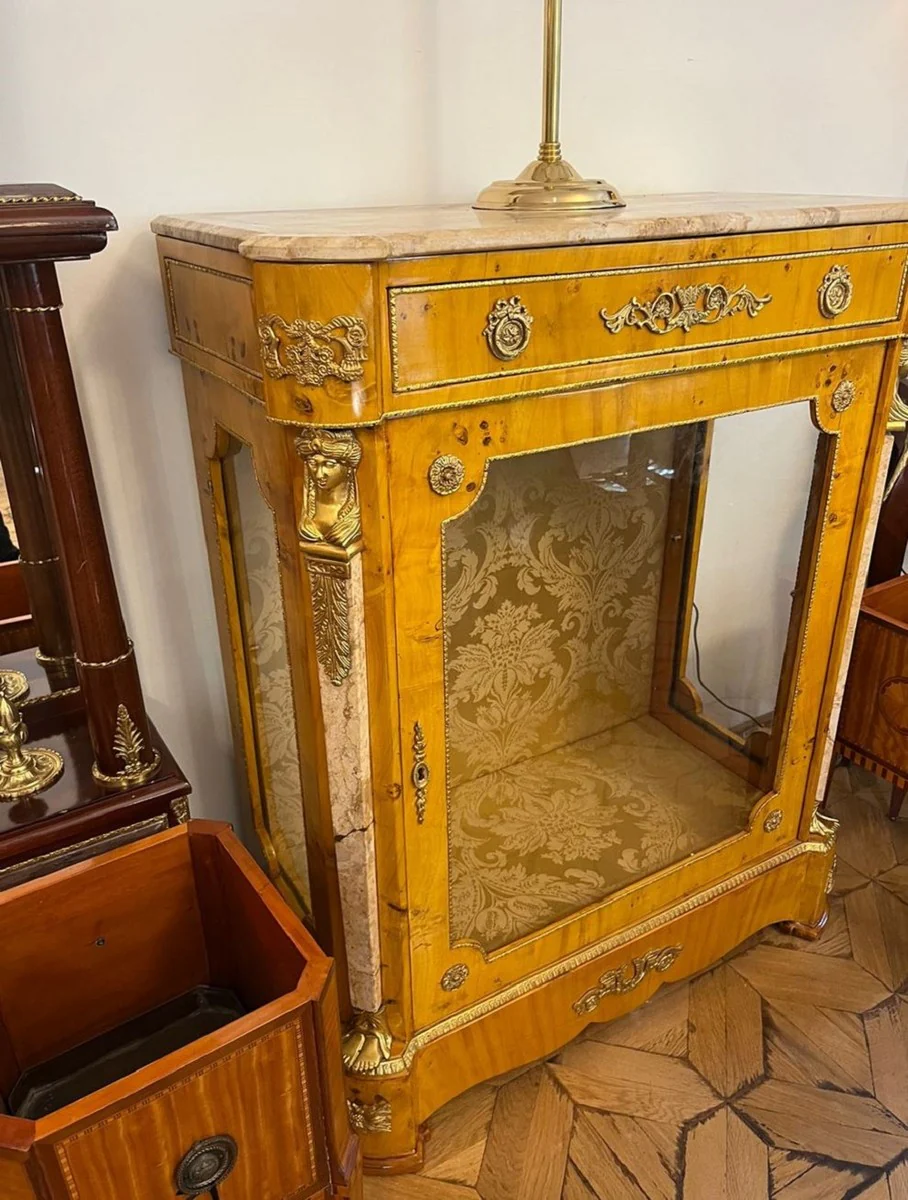 Barock Vitrine Vogelaugenahorn / Creme / Messing - Handgefertigter Massivholz Vitrinenschrank mit Glastür und Schublade - Barock Möbel - Edel & Prunkvoll