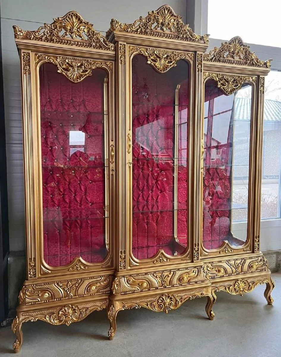 Barock Vitrine Gold / Bordeauxrot - Handgefertigter Massivholz Vitrinenschrank mit 3 Glastüren und Glitzersteinen - Barock Möbel - Edel & Prunkvoll