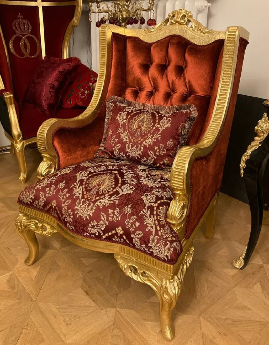 Luxus Barock Ohrensessel mit dekorativem Kissen Rot / Bordeauxrot Muster / Gold - Luxus Wohnzimmer Sessel im Barockstil - Barock Möbel - Barock Einrichtung - Edel & Prunkvoll