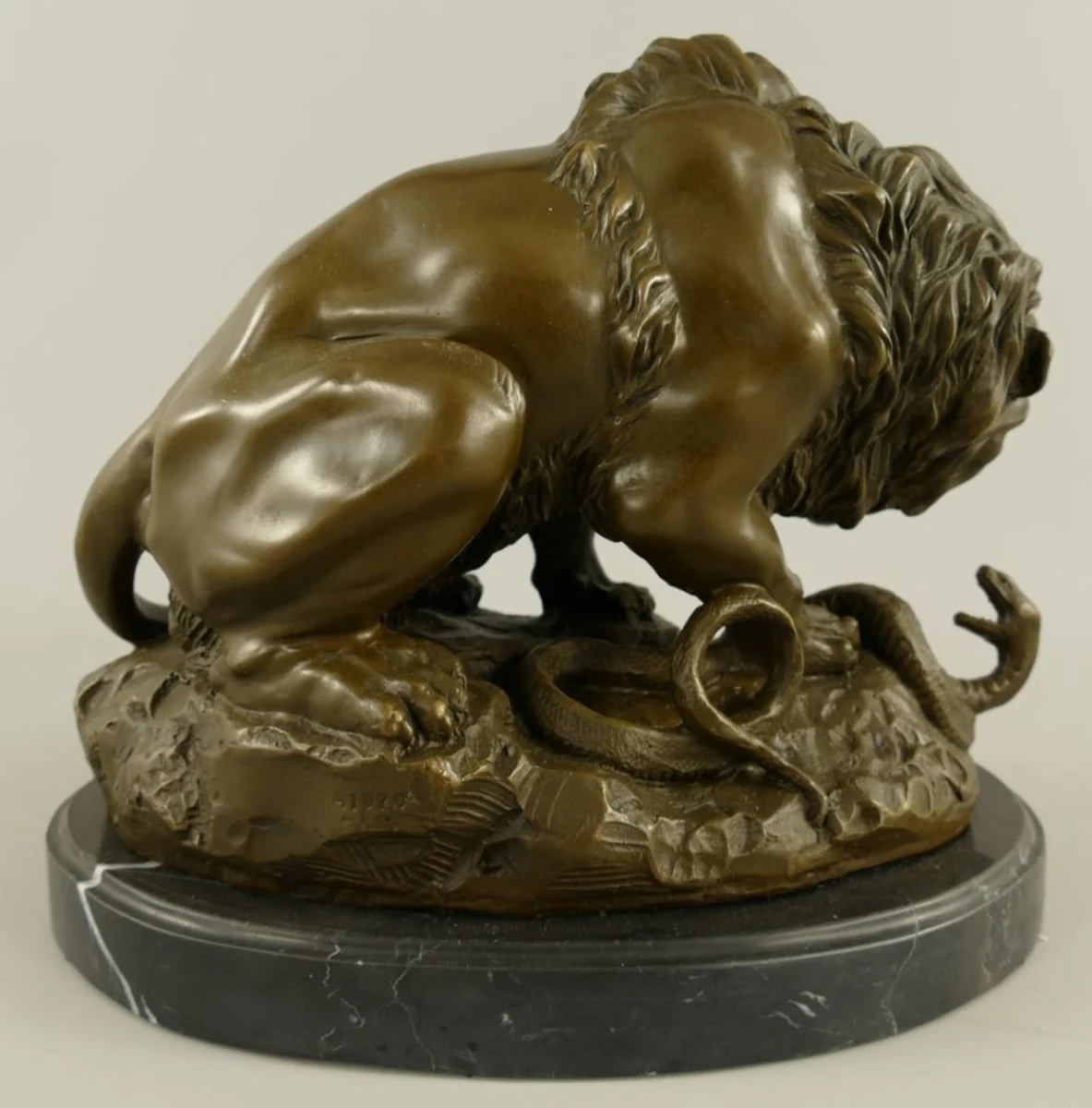 Luxus Bronze Deko Skulptur Löwe und Schlange Bronze / Schwarz 30 x 19 x H. 24 cm - Bronze Deko Figur - Schreibtisch Deko - Deko Accessoires - Luxus Accessoires