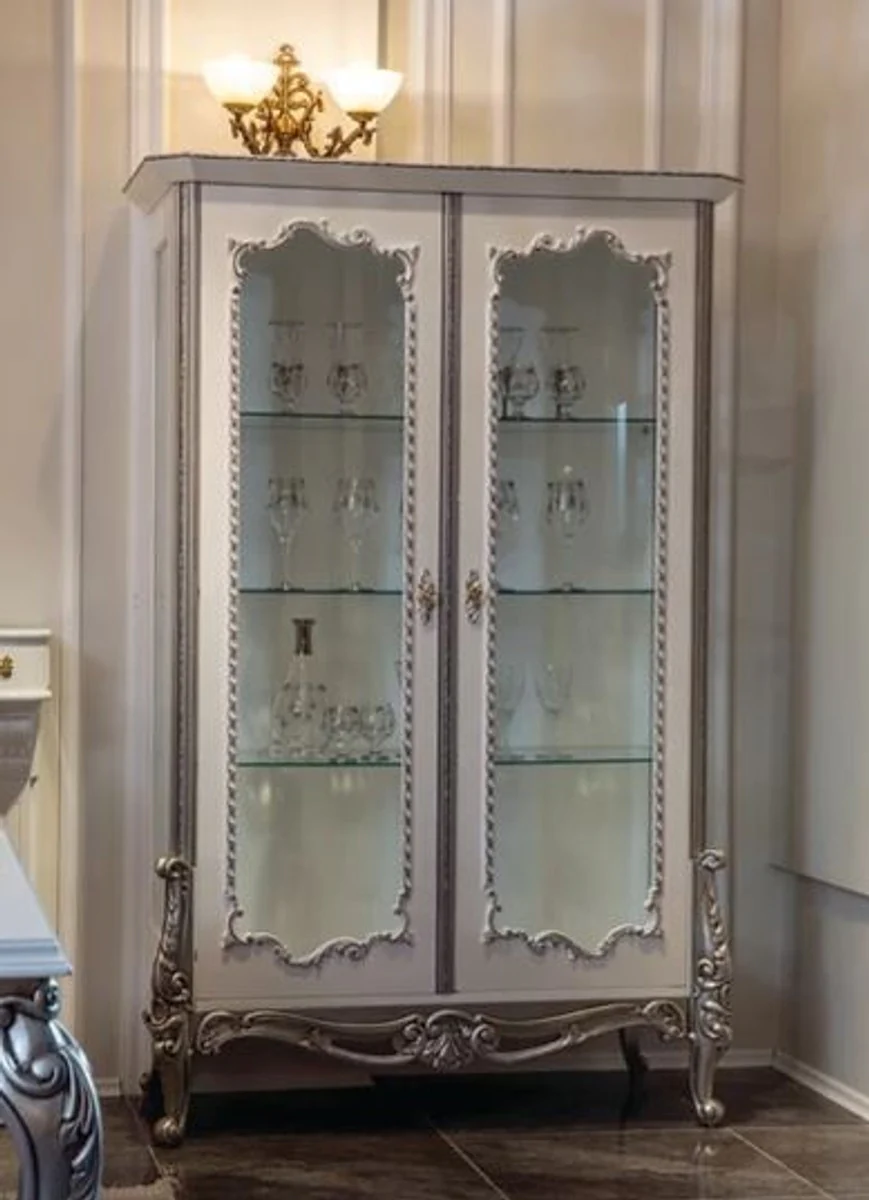 Luxus Barock Vitrine Weiß / Silber 125 x 55 x H. 195 cm - Edler Massivholz Vitrinenschrank mit 2 Glastüren und 3 Glasregalen - Möbel im Barockstil