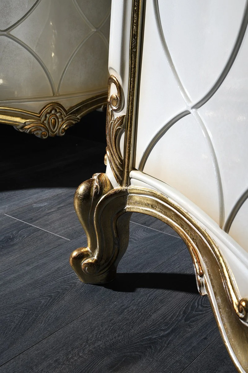 Luxus Barock Vitrine Weiß / Antik Gold 132 x 57 x H. 201 cm - Prunkvoller Barock Vitrinenschrank mit 2 Türen - Barock Wohnzimmermöbel