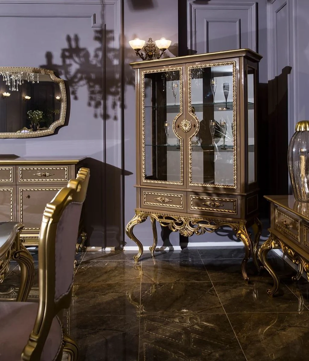 Luxus Barock Vitrine Grau / Gold 125 x 43 x H. 193 cm - Edler Massivholz Vitrinenschrank mit 2 Glastüren und 2 Schubladen - Barock Möbel