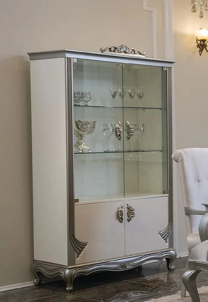 Luxus Barock Vitrine Weiß / Silber 111 x 49 x H. 193 cm - Edler Massivholz Vitrinenschrank mit 4 Türen - Barock Möbel