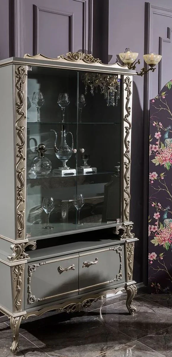 Luxus Barock Vitrine Grau / Silber 110 x 47 x H. 201 cm - Massivholz Vitrinenschrank im Barockstil - Edel & Prunkvoll