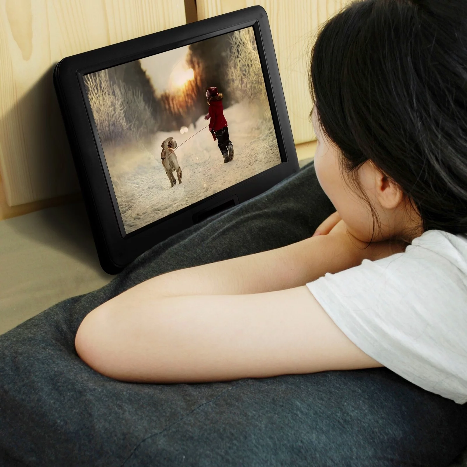 Trexonic 15.4in Portable DVD Player with 180 Swivel Screen