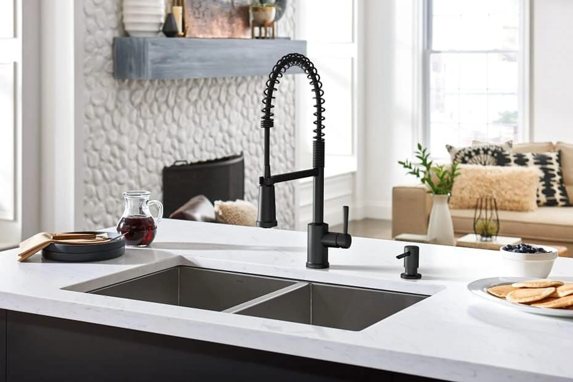 Moen Indi Single-Handle Pre-Rinse Spring Pulldown Sprayer Kitchen Faucet with Power Clean in Matte Black