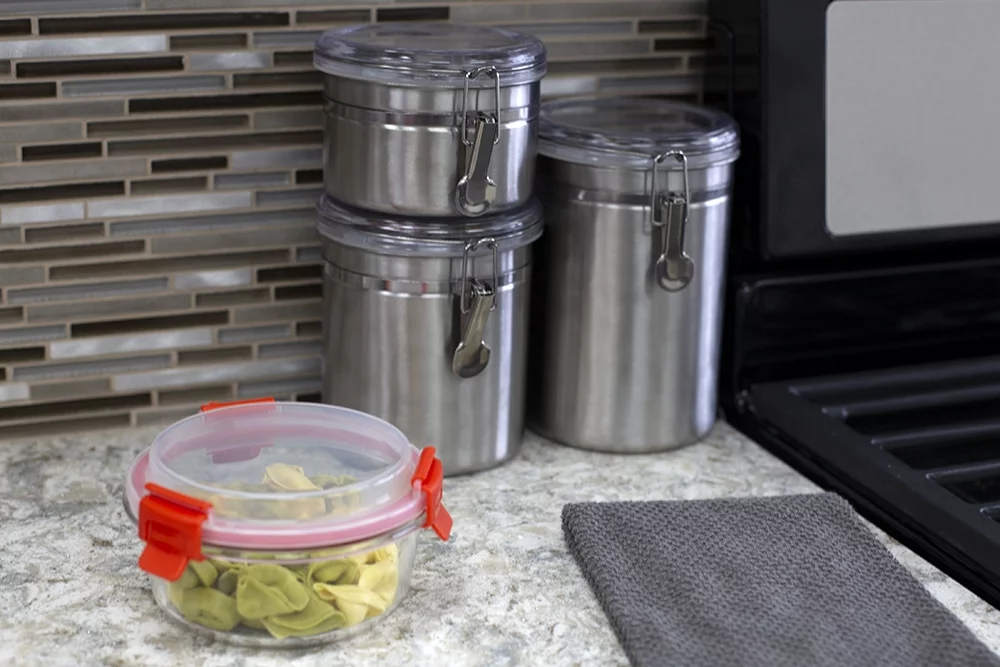 21 oz Round Leak and Spill Proof Borosilicate Glass Food Storage Dishwasher Safe Meal Prep Storage Container with Air-tight Plastic Lid, Red