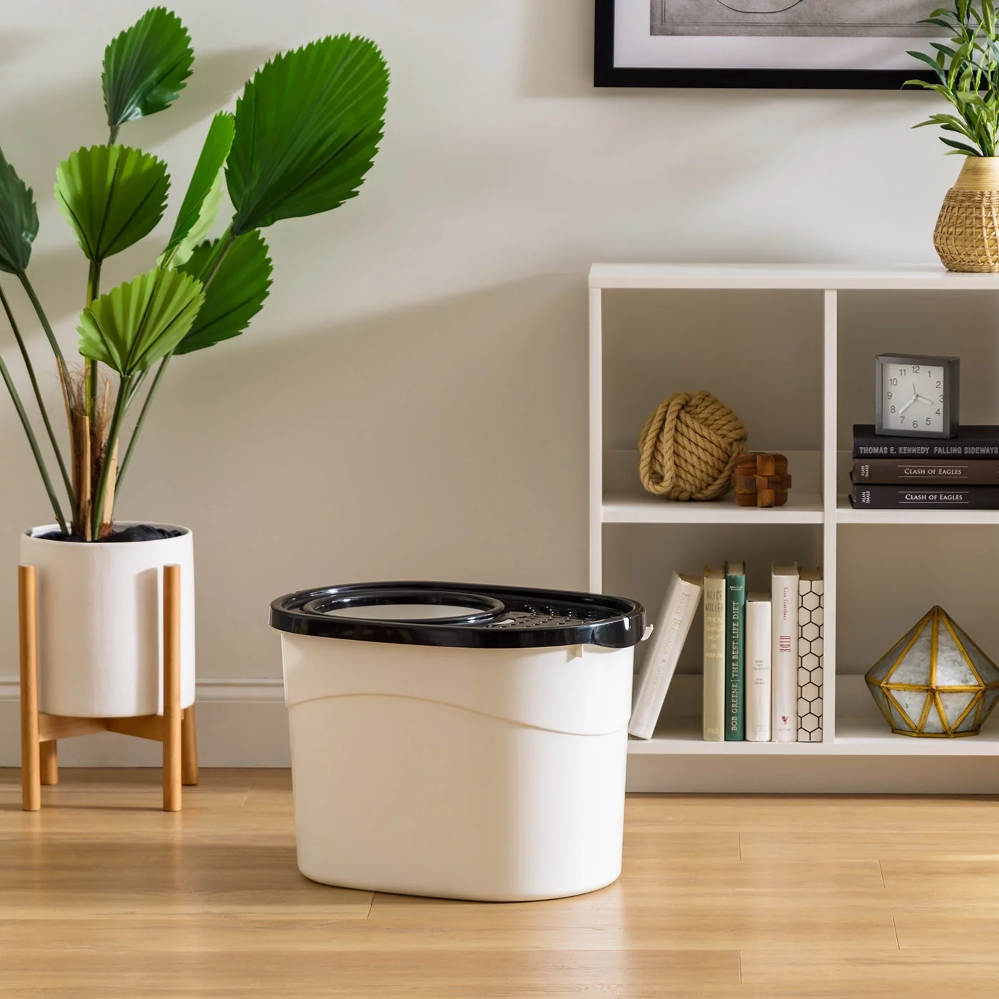 IRIS USA Large Oval Top Entry Cat Litter Box with Litter Catching Lid Privacy Walls and Scoop, White