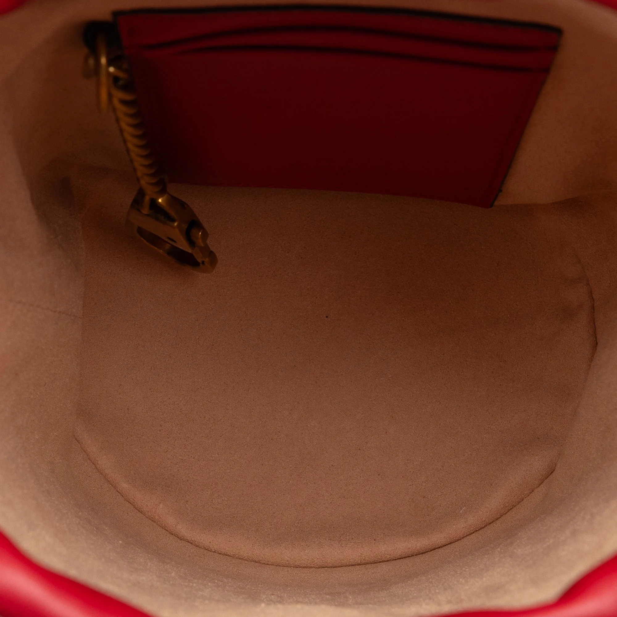 Pre-Owned Authenticated Gucci Mini GG Marmont Matelasse Bucket Bag Calf Leather Red DrawstringBag Unisex (Good)