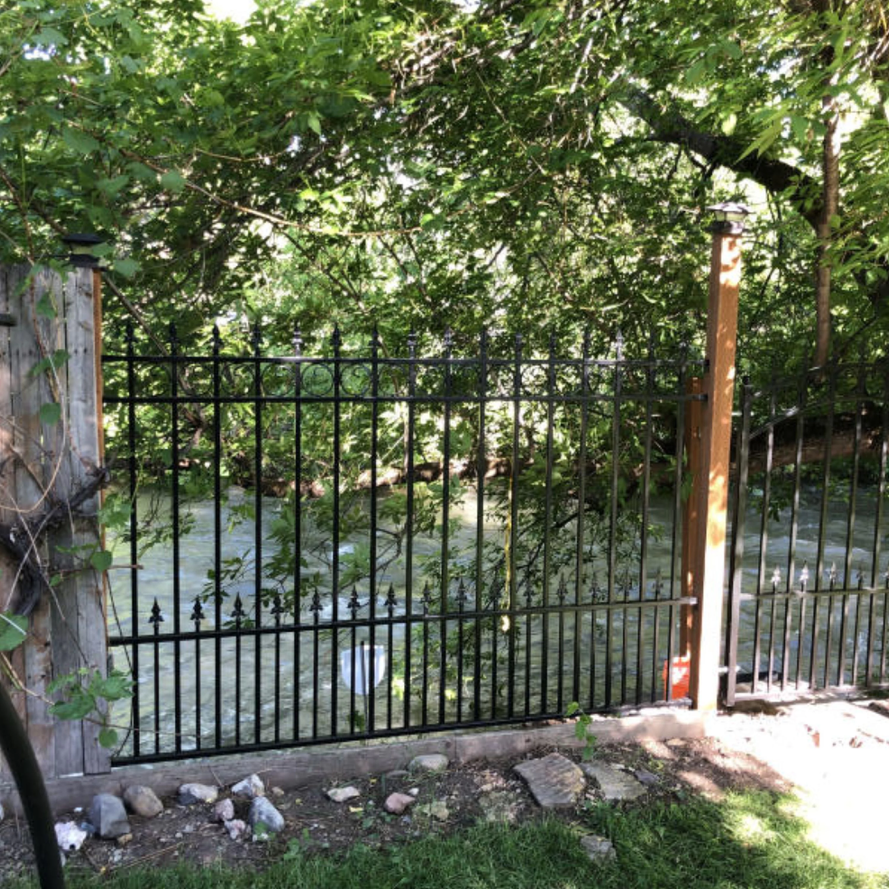 ALEKO Outdoor Yard Garden 8' x 5' Steel Black Fence Prague Style