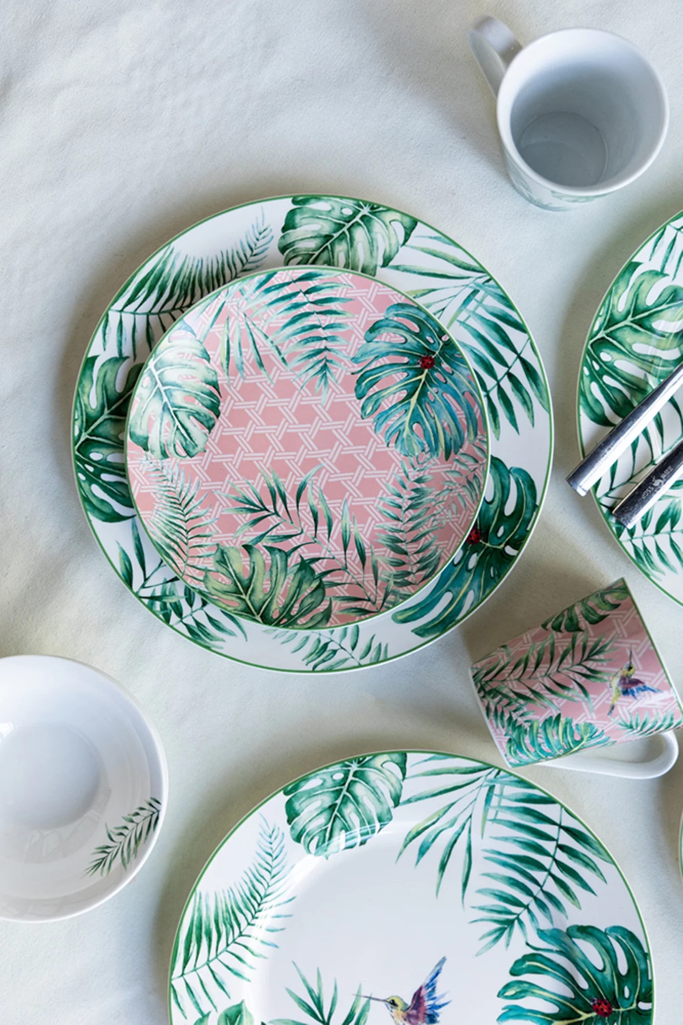 CC Home Furnishings Botanical Design with a Bird Round Dinner Plates - 10