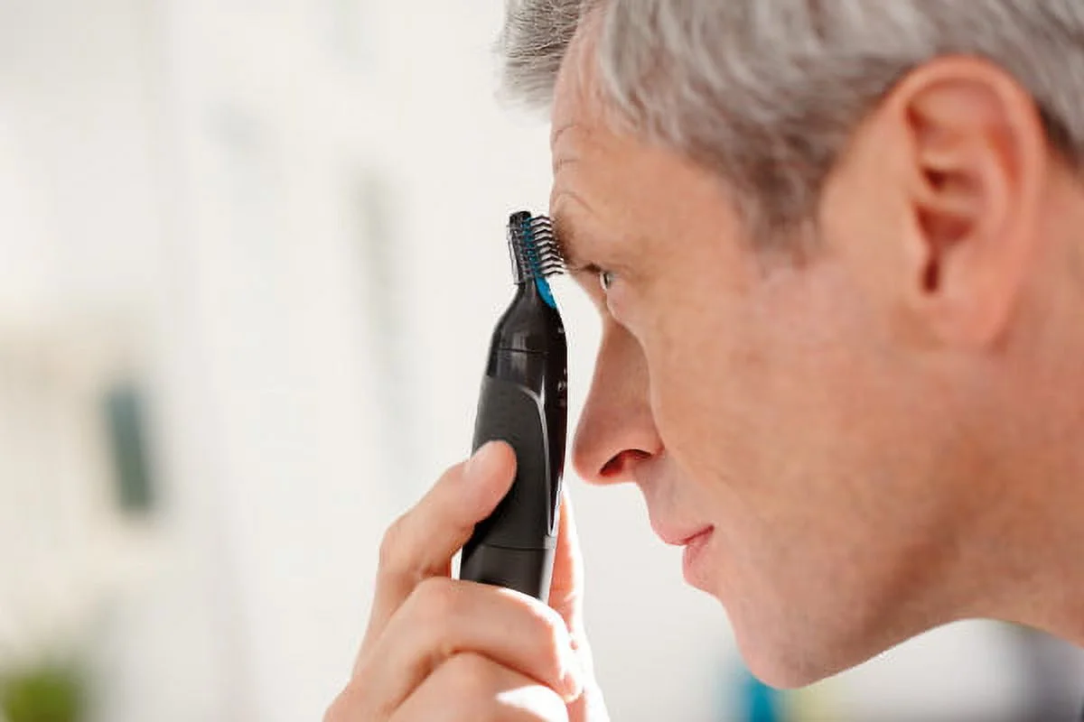 Philips Norelco Nose trimmer 3000, NT3000/49, with 6 pieces for nose, ears and eyebrows