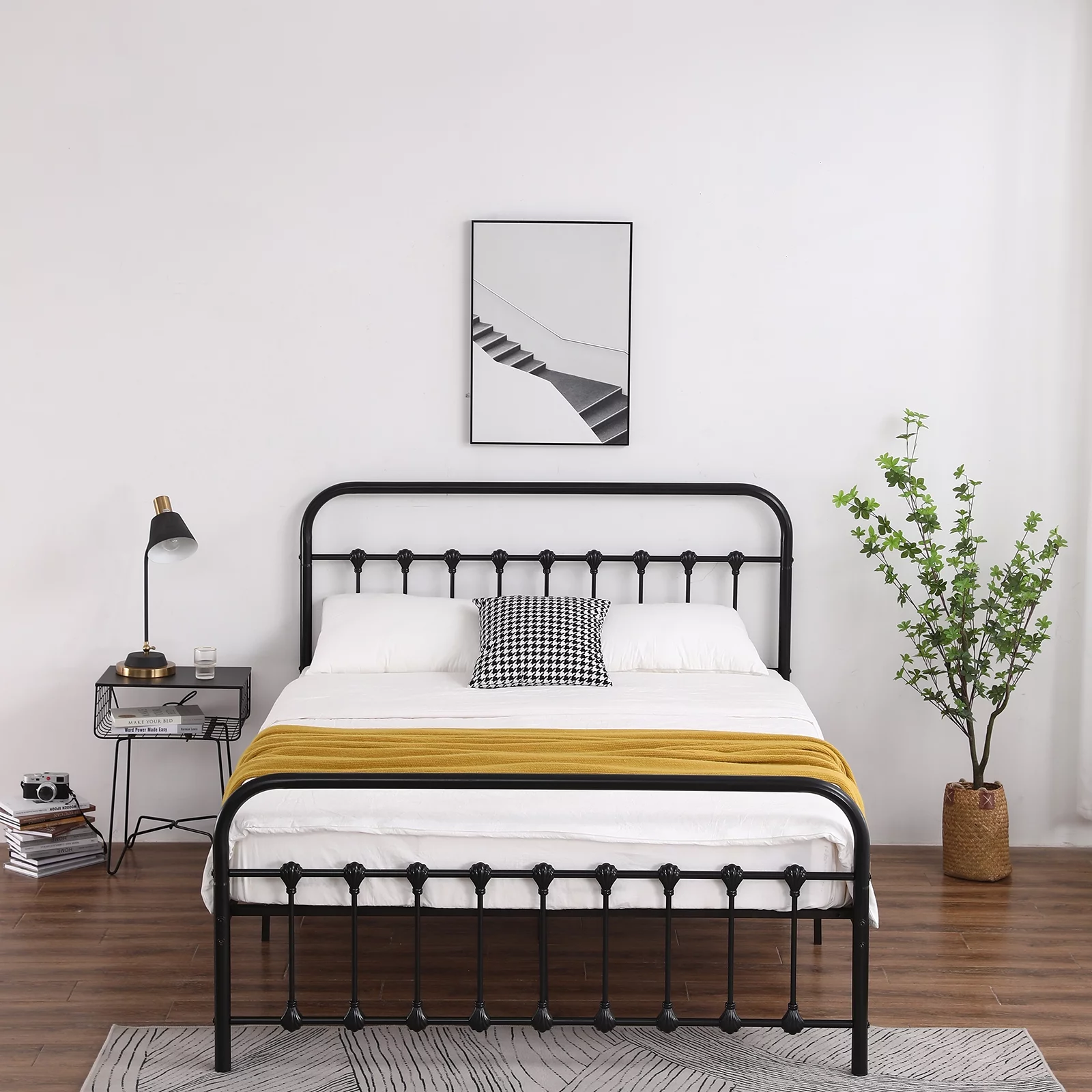 Queen Size Curved Frame Bed Head & Foot Iron Tube with Shell Decoration Black