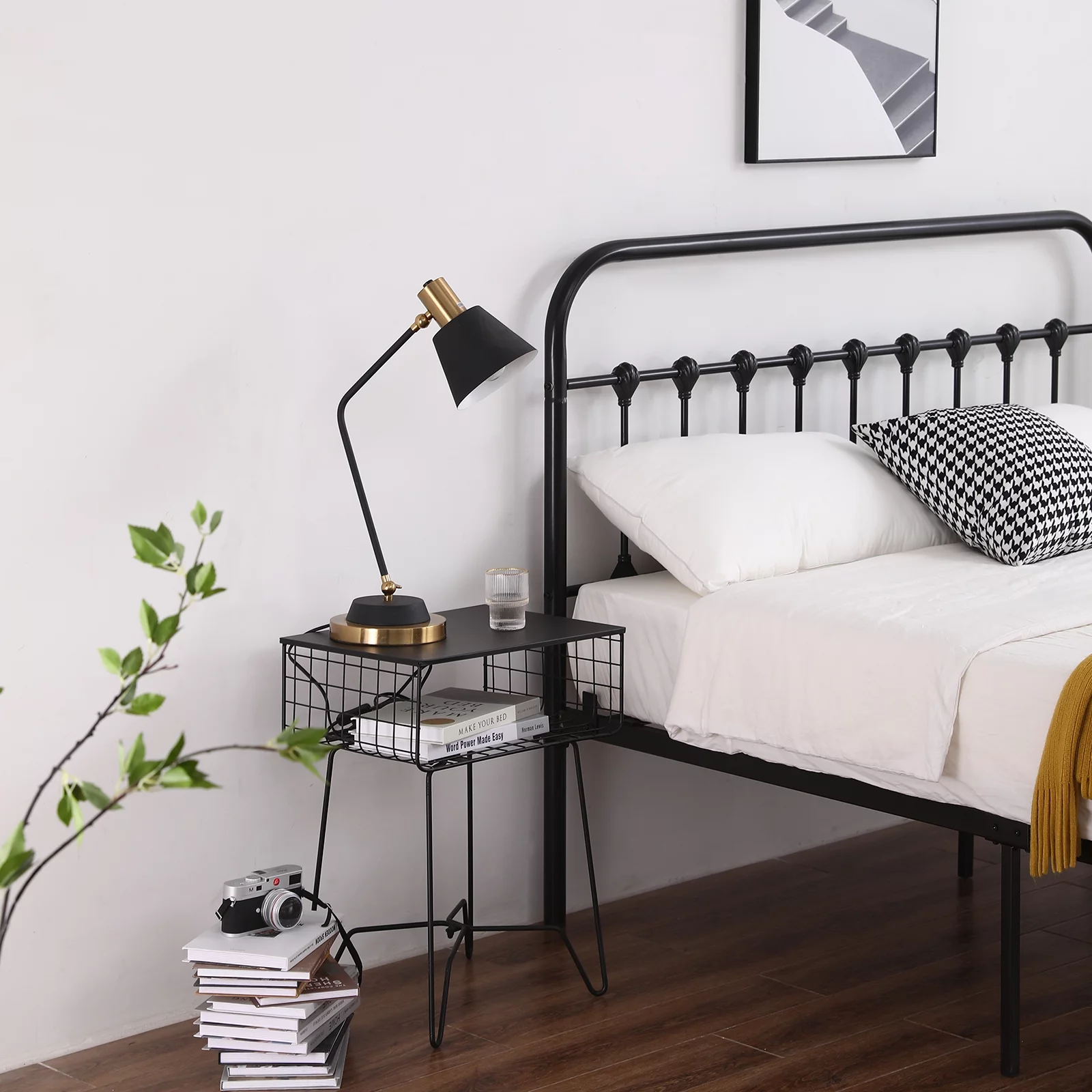 Queen Size Curved Frame Bed Head & Foot Iron Tube with Shell Decoration Black