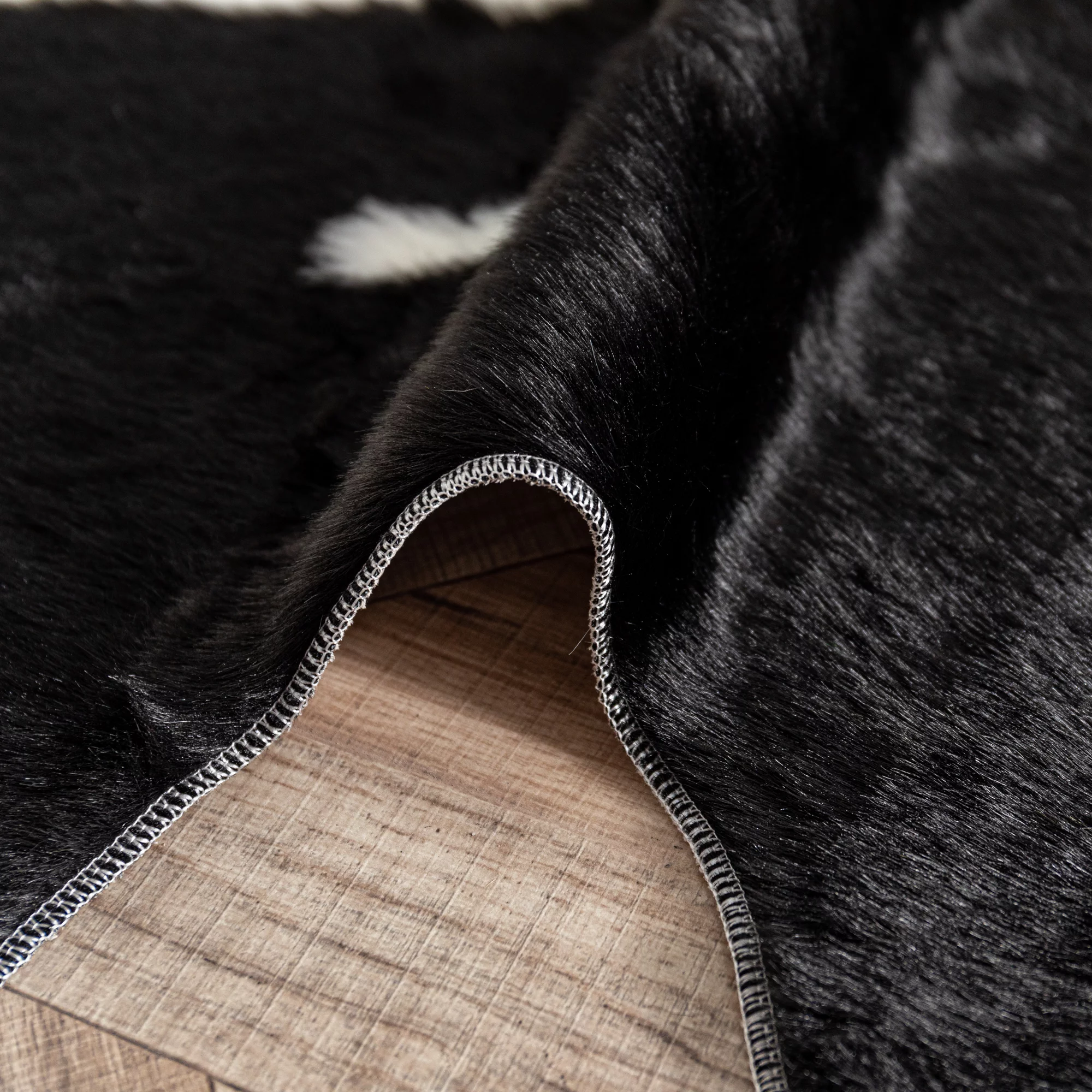 Faux Fur Cowhide Rugs for Living Room Black White Cow Print Leather Bedside Mats Wear Resistant Animal Carpet Home Decor 62.2 x 86.6inch