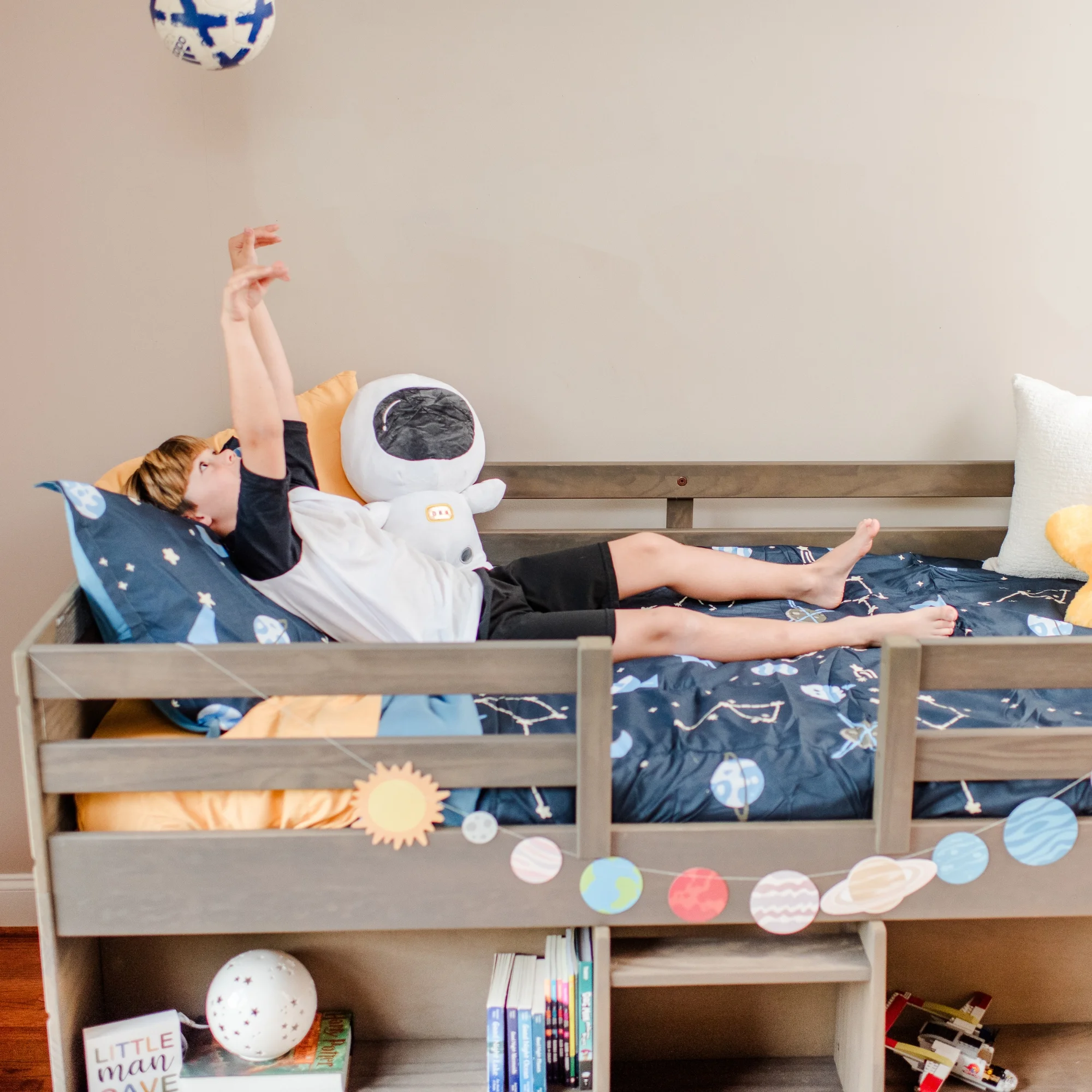 Max & Lily Modern Farmhouse Low Loft Bed, Solid Wood Twin Bed Frame for Kids with 2 Bookcases, Driftwood