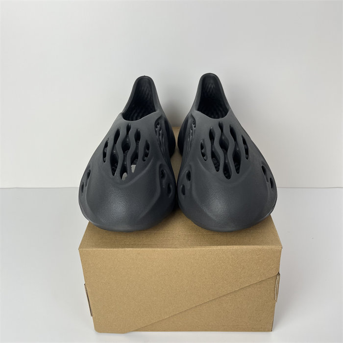 Ad*s yeezy foam rnr onyx hp8739