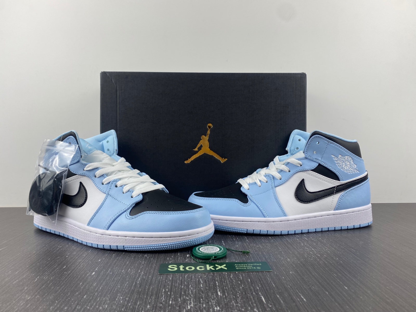 Jordan 1 Mid Ice Blue 555112-401