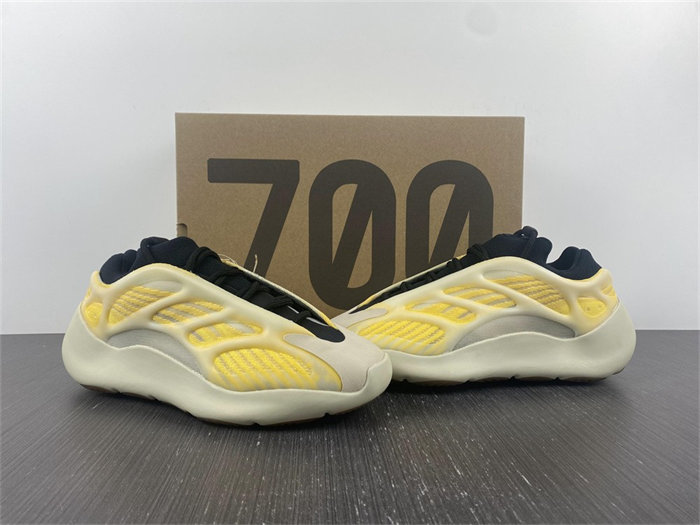 Ad*s yeezy 700 v3 mono safflower hp5425