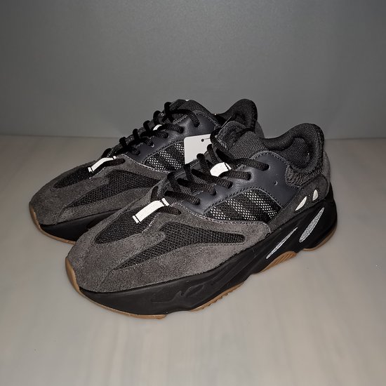 Ad*s yeezy boost 700