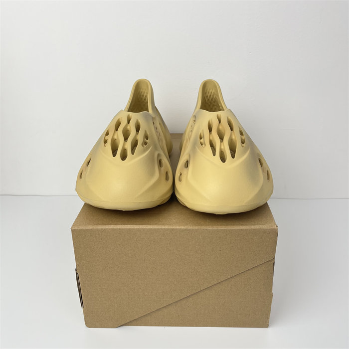 Ad*s yeezy foam rnr desert sand gv6843