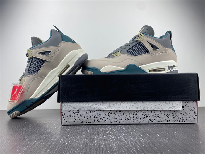 Jordan 4 Retro SE Craft Photon Dust DV3742-021.