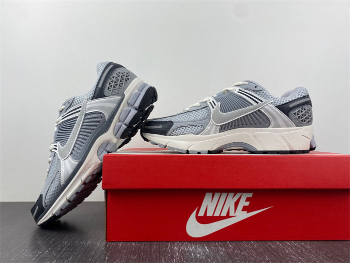 NIKE Air Zoom Vomero 5  FD9919-001