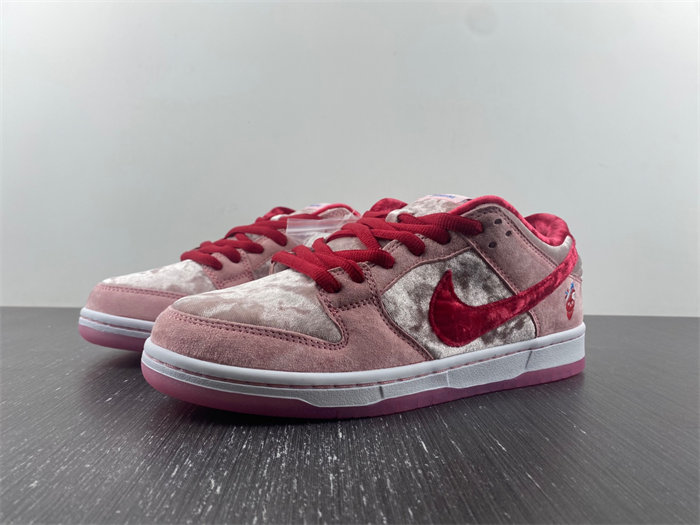 Nike S.B Dunk Low StrangeLove Skateboards  CT2552-800