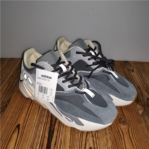 YEEZY BOOST 700 