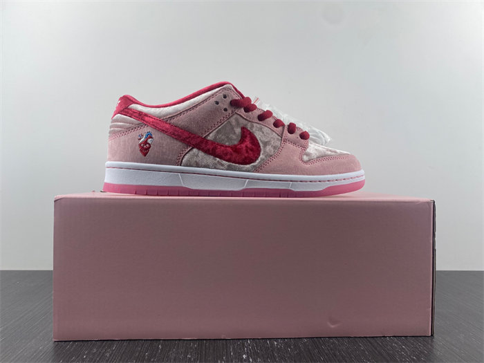 Nike S.B Dunk Low StrangeLove Skateboards  CT2552-800