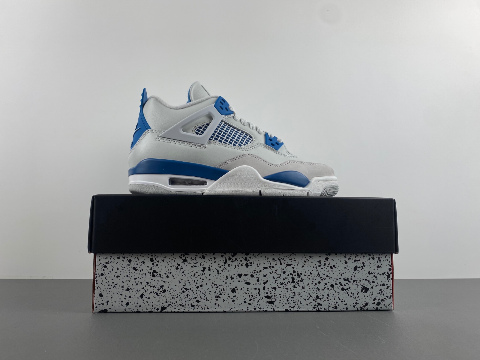 Air Jordan 4 Retro  HF4281-141