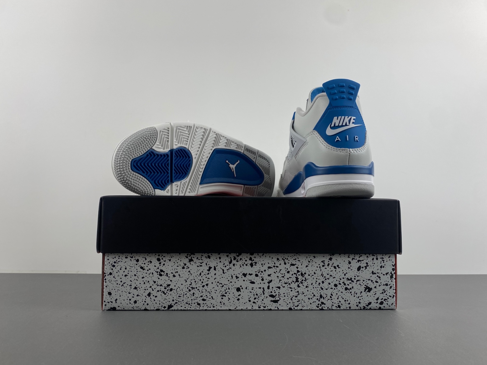 Air Jordan 4 Retro  HF4281-141