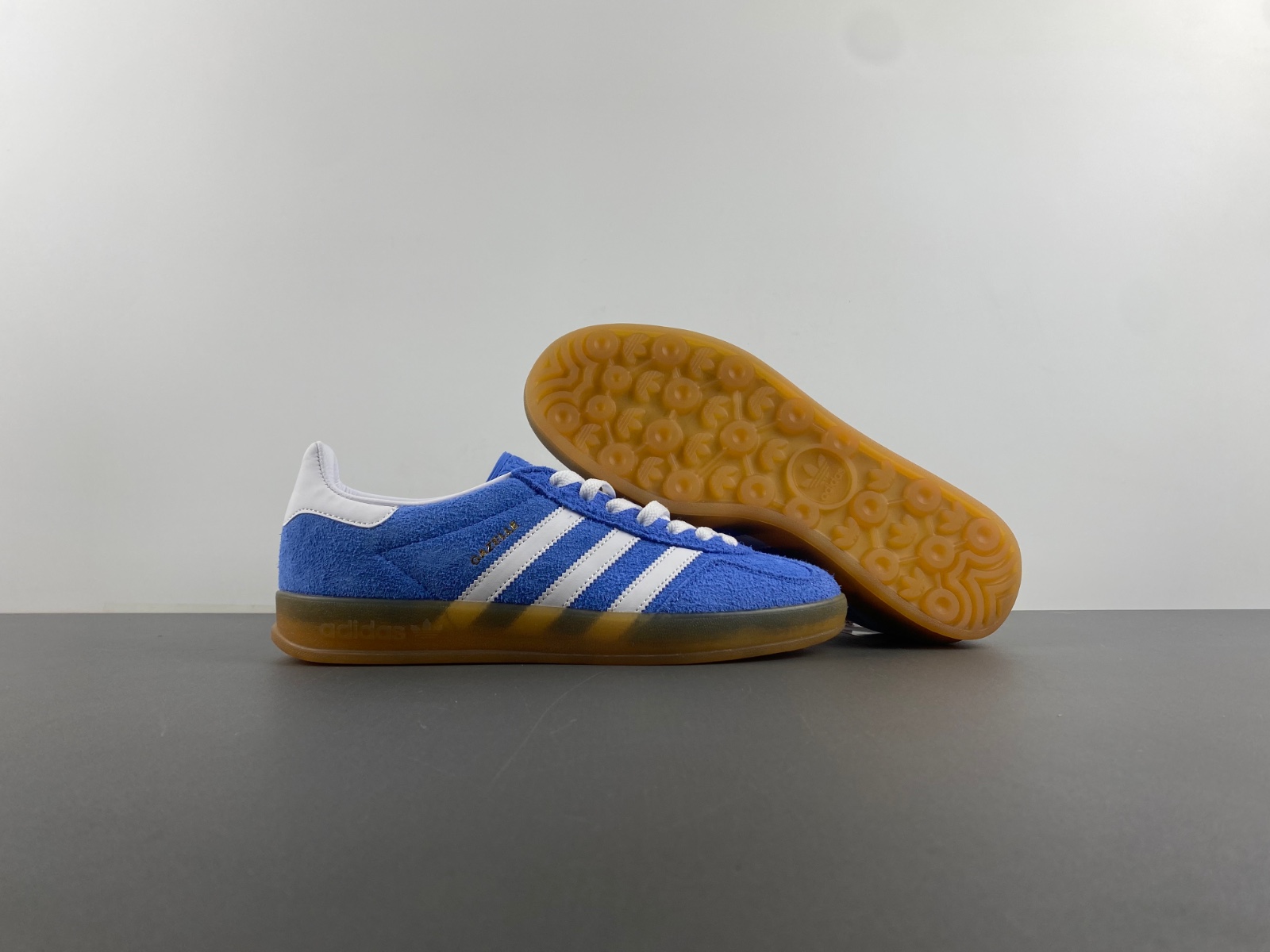 Ad*s gazelle indoor hq8717