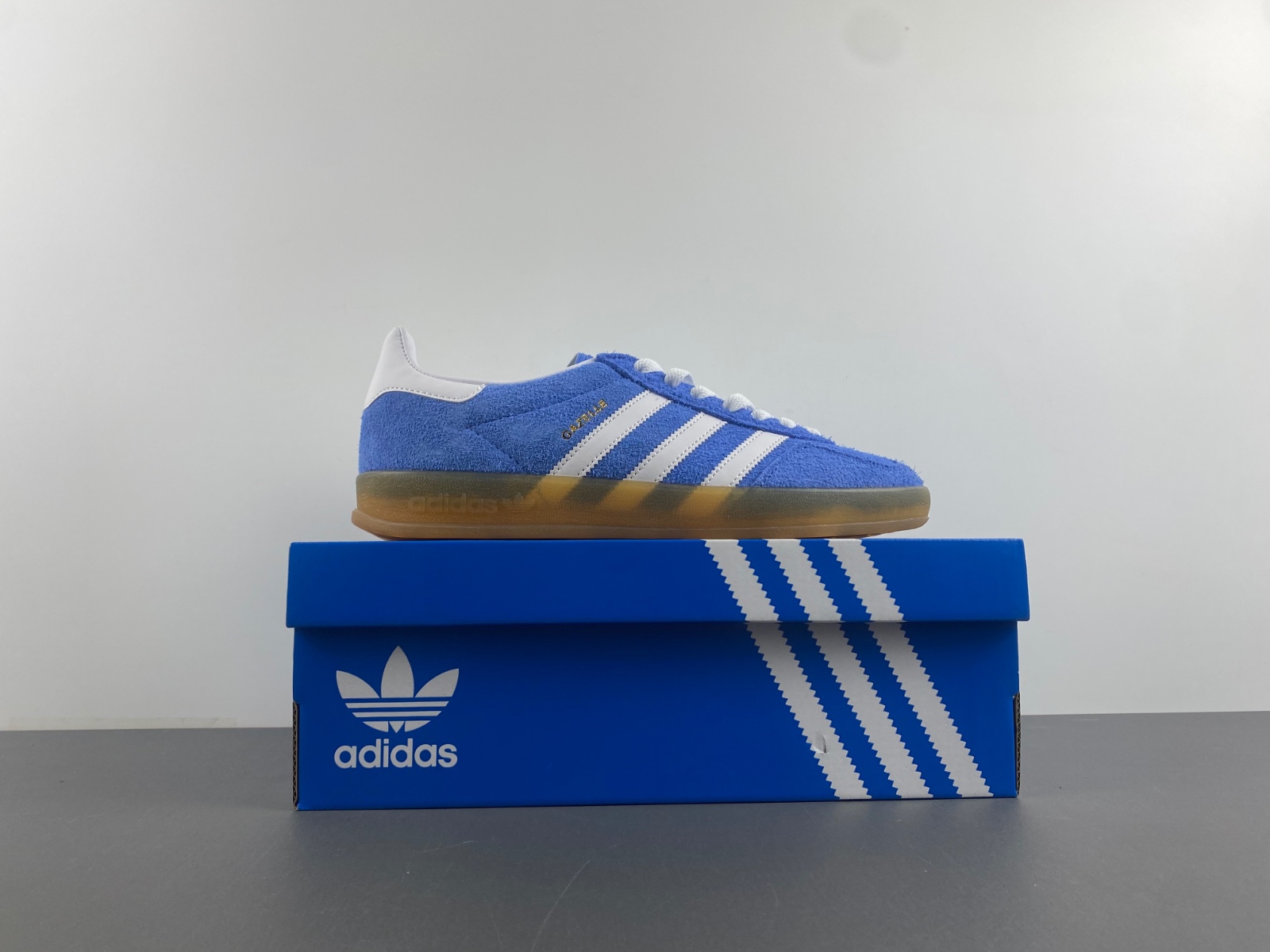 Ad*s gazelle indoor hq8717