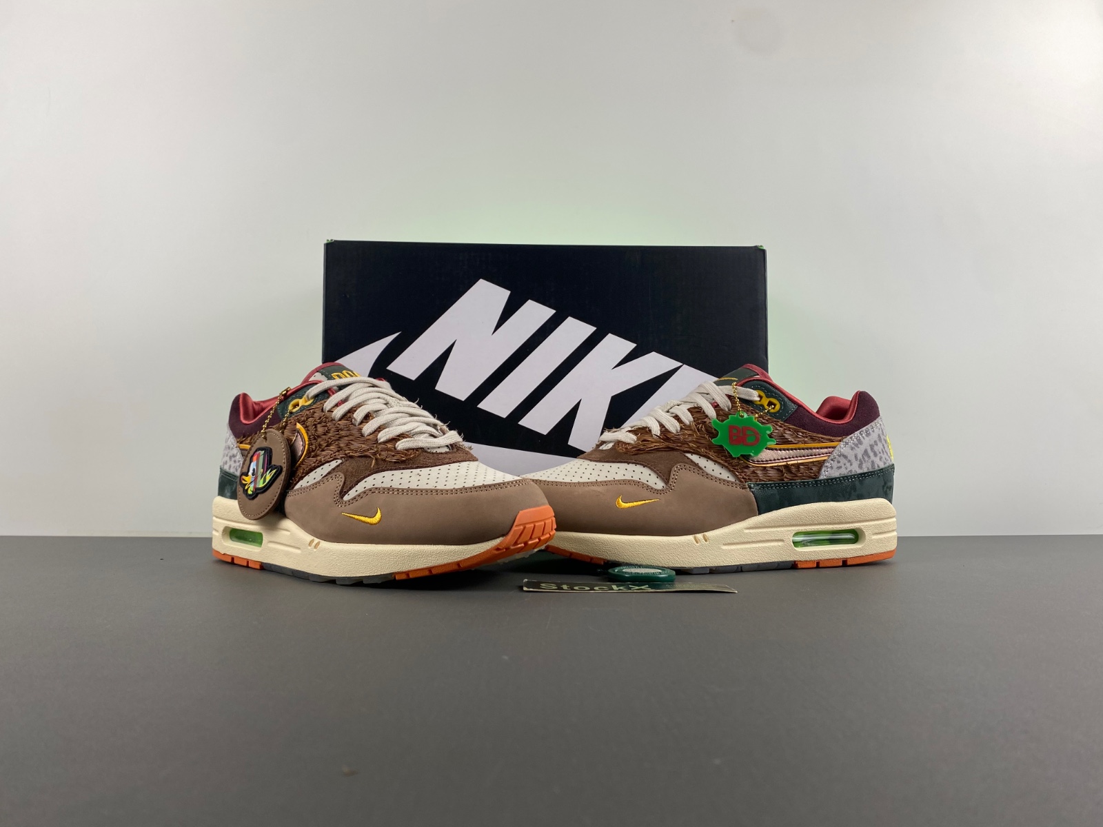 Nike Air Max 1 ''87 Luxe University of Oregon PE  HQ2639-100