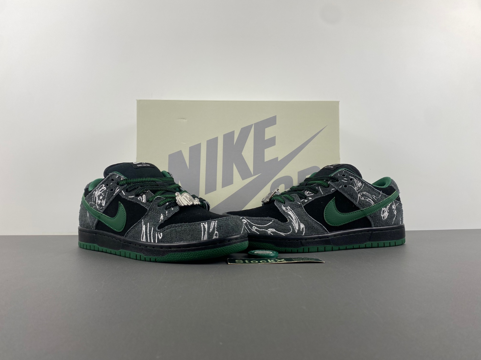 Nike SB Dunk Low There Skateboards HF7743-001