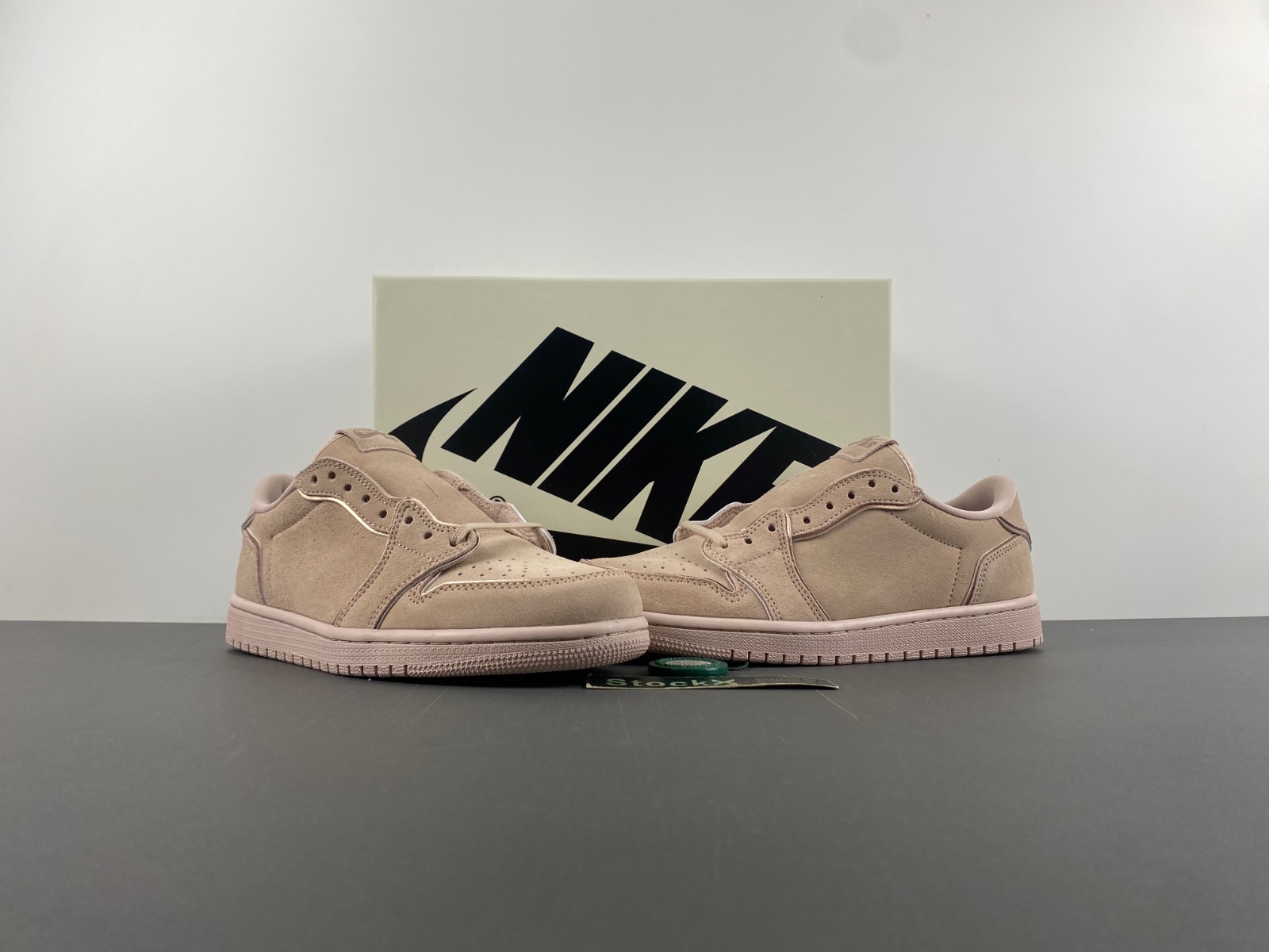 Travis Scott x Air Jordan 1 Low  AO1935-204