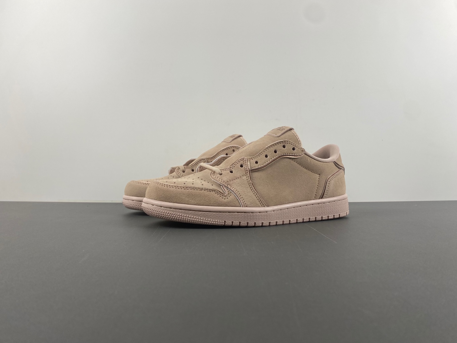 Travis Scott x Air Jordan 1 Low  AO1935-204