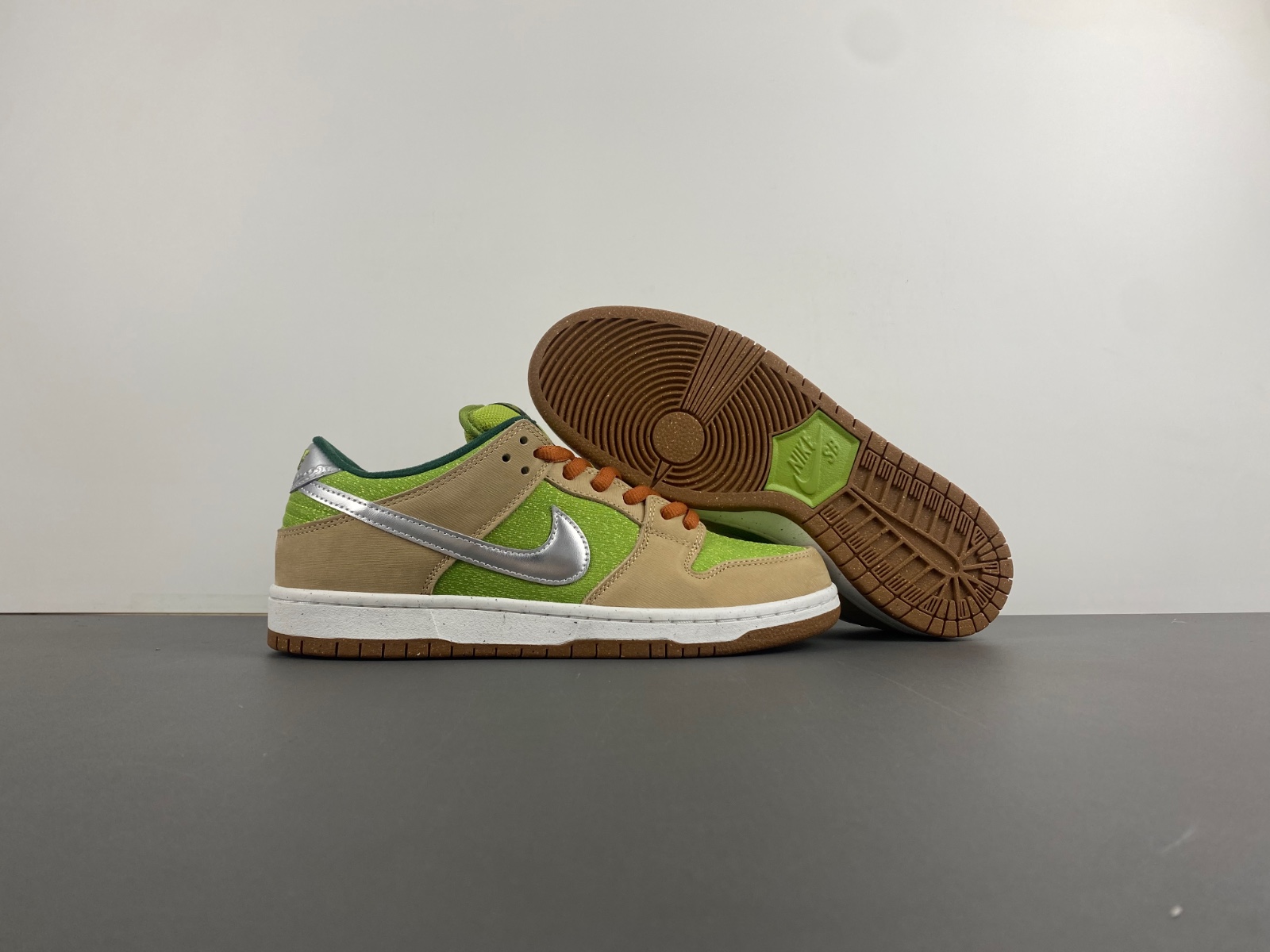 Nike SB Dunk Low FQ7585-200