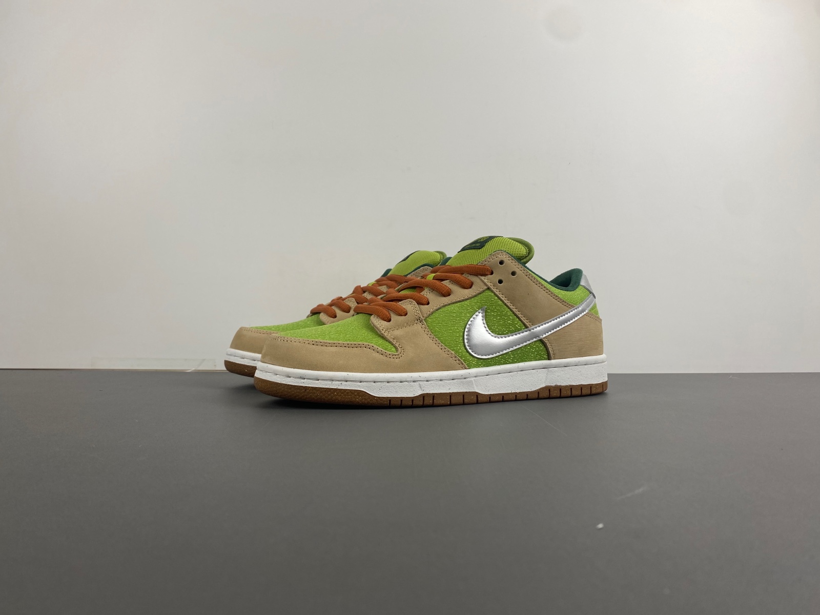 Nike SB Dunk Low FQ7585-200