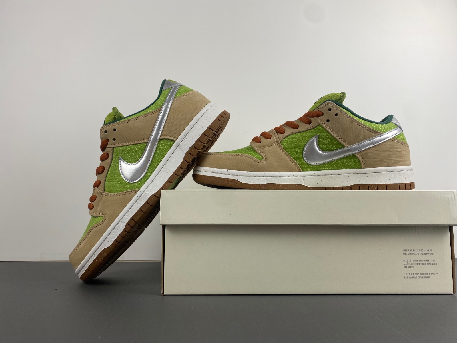 Nike SB Dunk Low FQ7585-200