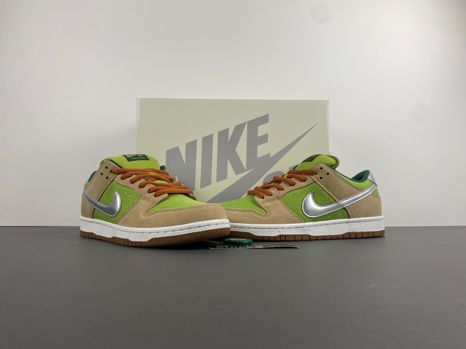 Nike SB Dunk Low FQ7585-200