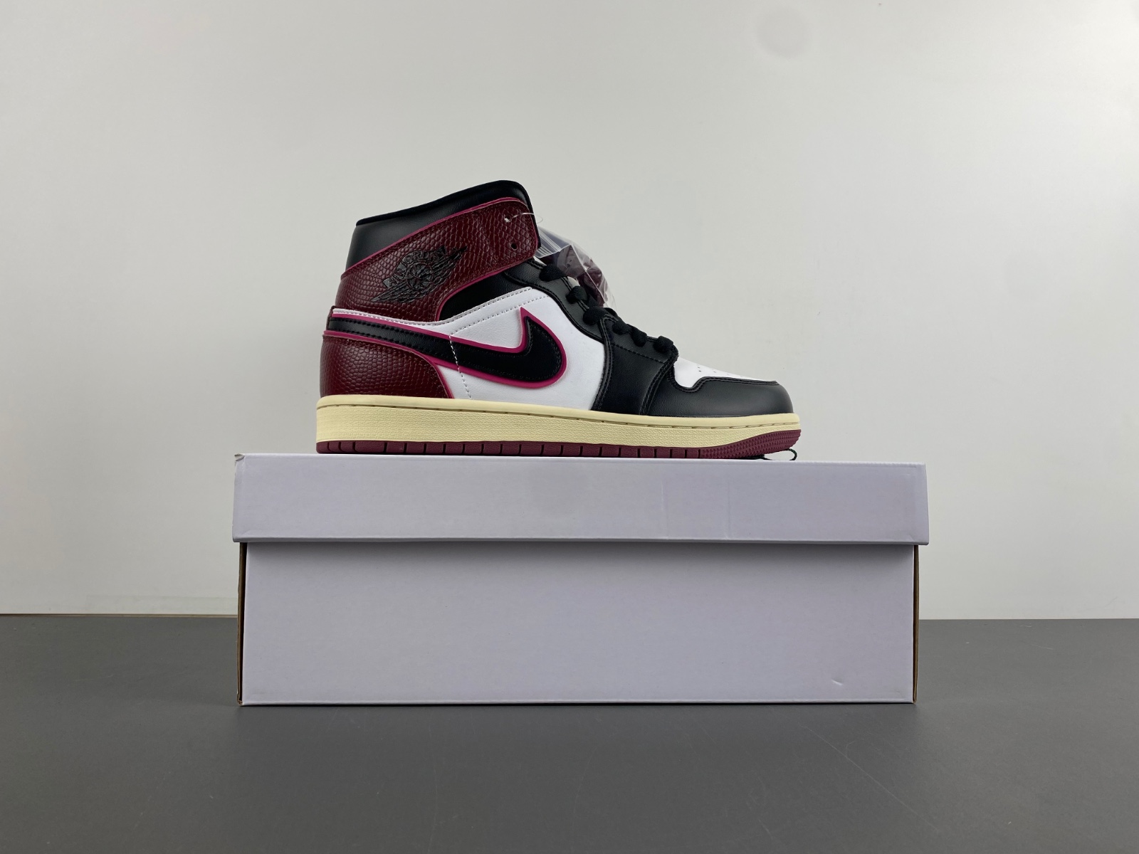 AIR JORDAN 1 MID  FQ7818-101