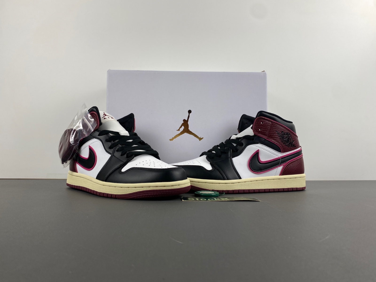 AIR JORDAN 1 MID  FQ7818-101