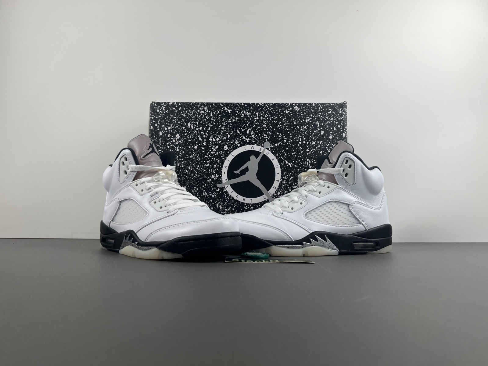 Jordan 5 Retro Reverse Metallic DD0587-110.