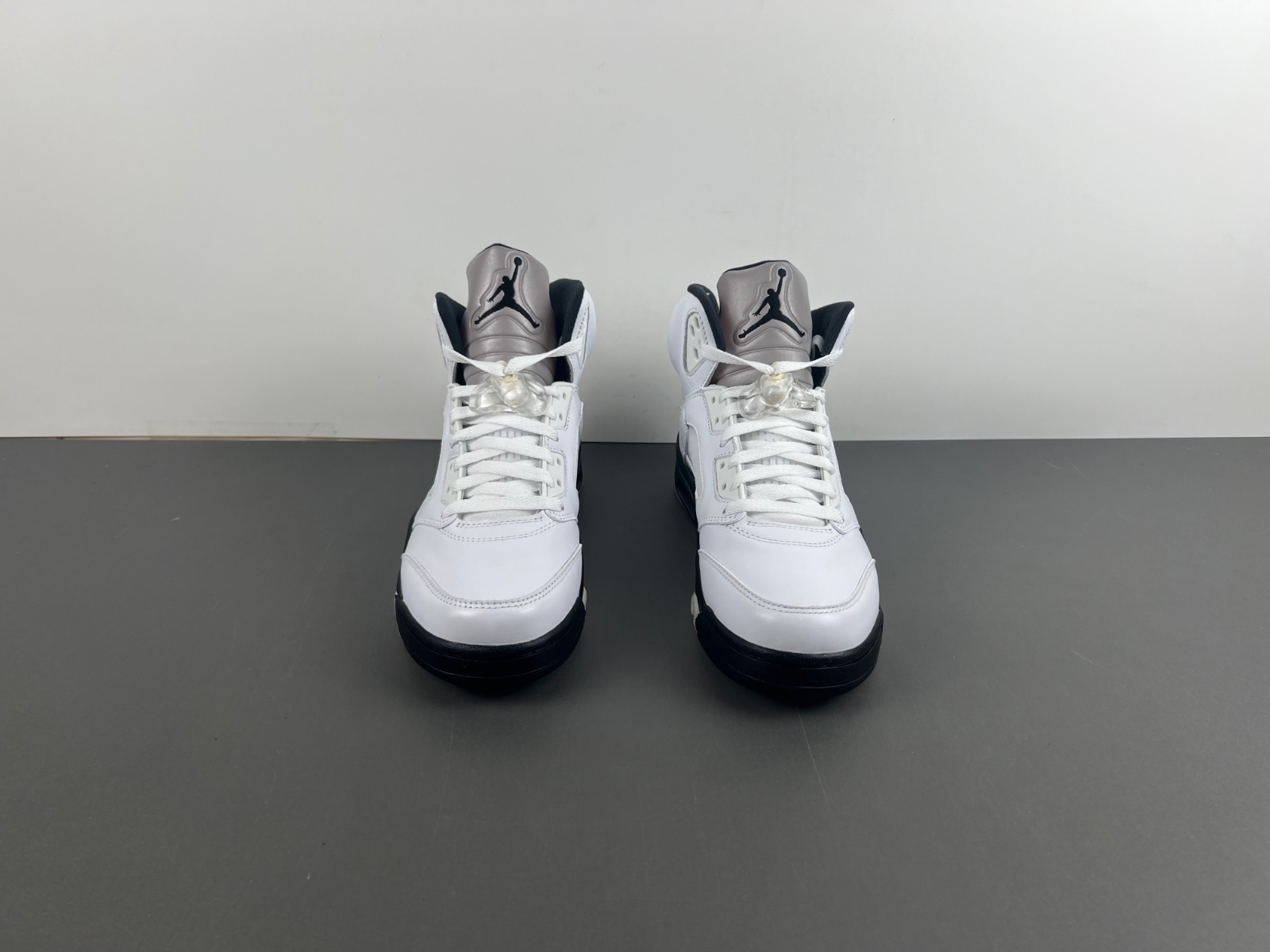 Jordan 5 Retro Reverse Metallic DD0587-110.