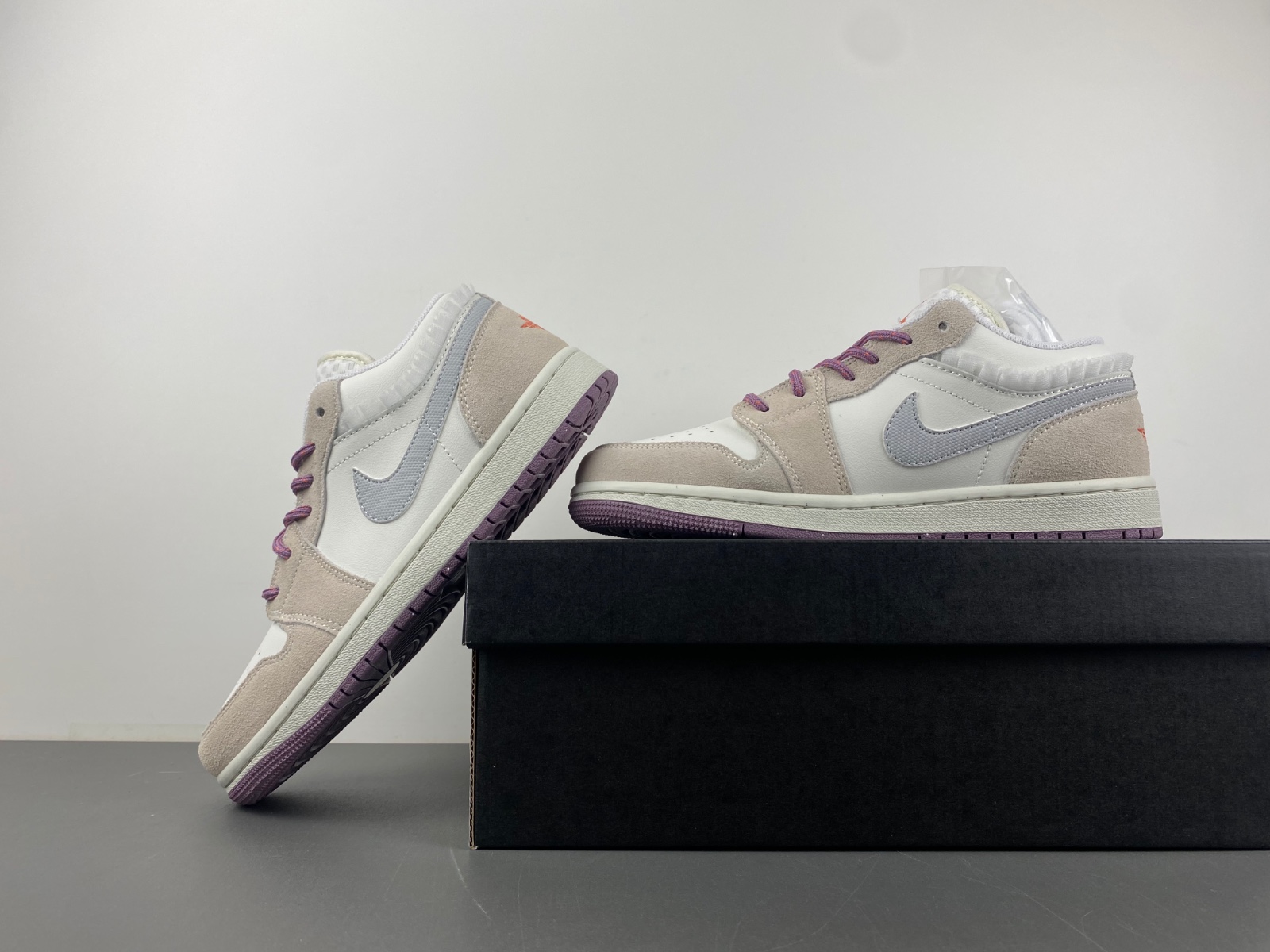 Air Jordan 1 Low  FQ8094-100